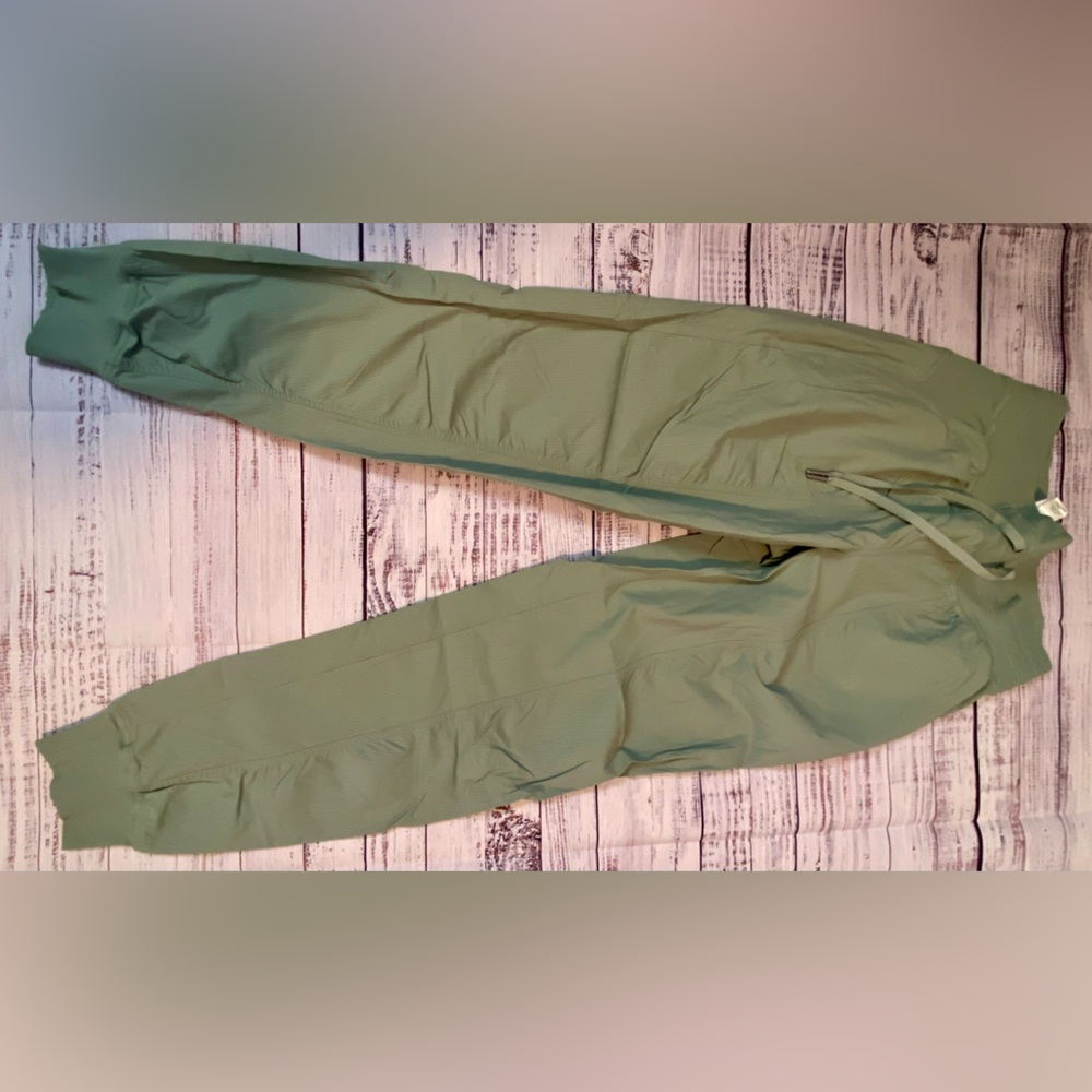 Lululemon mid-rise joggers, green, size 6, new w/o tags.